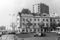 Szlovákia, Léva, Kossuth Lajos tér (Námestie hrdinov), előtérben a Jozefček-ház., 1975, Obetkó Miklós, Fortepan #277125