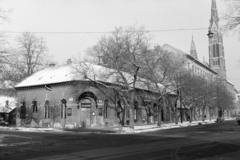 Magyarország, Budapest XIII., Kassák Lajos utca, balra a Botond utca, jobbra a háttérben a Huba utcai karmelita templom. A sarkon az Üstökös vendéglő., 1980, Obetkó Miklós, Budapest, Fortepan #277133