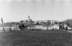 Szlovákia, Nyitra, Svätoplukovo námestie, balra a Szent Péter és Pál templom (Kostol sv. Petra a Pavla), középen a Várdombon fenn a vár és a Vártemplom, 1975, Obetkó Miklós, Fortepan #277143