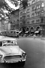 Magyarország, Budapest VII., Erzsébet (Lenin) körút a Wesselényi utcai kereszteződés közelében, balra a villamos mögött a világos épület a Madách Színház., 1966, Obetkó Miklós, Skoda-márka, rendszám, Budapest, Skoda Octavia, Fortepan #277199