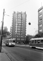 Szlovákia, Pozsony, Szlovák Nemzeti Felkelés tere (Námestie SNP), Manderla-ház., 1973, Obetkó Miklós, Fortepan #277211