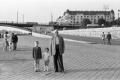 Hungary, Budapest V.,Budapest XIII., a felvétel a pesti alsó rakparton a Jászai Mari térnél készült. Háttérben a Margit híd pesti hídfője, jobbra a Palatinus házak láthatók., 1959, Obetkó Miklós, tram, kids, wharf, bridge, grandparent, Budapest, Fortepan #277221