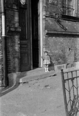 Hungary, Budapest XIII., Petneházy utca, a felvétel a Tatai utca közelében, az általános iskola és óvoda épülete előtt készült., 1959, Obetkó Miklós, Budapest, girl, ribbon, Fortepan #277223