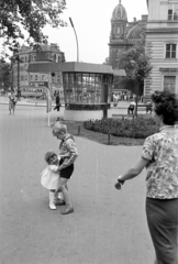 Magyarország, Budapest VI., Nyugati (Marx) tér, háttérben a Westend-ház és a Nyugati pályaudvar., 1961, Obetkó Miklós, ölelés, pavilon, Budapest, Fortepan #277225