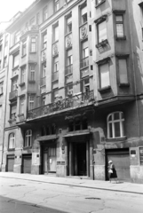 Magyarország, Budapest XIII., Tátra (Sallai Imre) utca, szemben a 6. számú ház., 1982, Obetkó Miklós, Budapest, épületdísz, erkély, bérház, virágtartó, Fortepan #277243