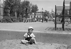 Magyarország, Budapest XIII., Béke tér, játszótér, háttérben a 3-as számú ház., 1957, Obetkó Miklós, kisfiú, kantárosnadrág, játszótér, homokozó, Budapest, Fortepan #277247