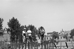 Magyarország, Budapest XIII., Béke tér, játszótér, háttérben a 3-as számú ház., 1957, Obetkó Miklós, kantárosnadrág, mászóka, Budapest, Fortepan #277250