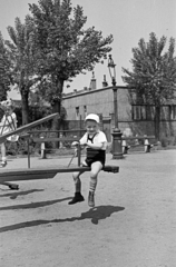 Magyarország, Budapest XIII., Béke tér, játszótér, háttérben a 3-as számú ház., 1957, Obetkó Miklós, libikóka, kantárosnadrág, gázlámpa, játszótér, Budapest, Fortepan #277251