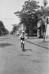 Magyarország, Budapest XIII., a Béke téren készült a felvétel, a háttérben a Béke utca túlsó sarkán a Béke tér 3. szám alatti ipari épület látható., 1957, Obetkó Miklós, kerékpár, kantárosnadrág, Budapest, Fortepan #277252