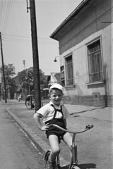 Magyarország, Budapest XIII., a felvétel az Országbíró utca 58. szám alatti ház előtt készült, a Reitter Ferenc utca saroknál., 1957, Obetkó Miklós, kerékpár, kisfiú, csípőre tett kéz, Budapest, Fortepan #277254