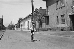 Magyarország, Budapest XIII., Országbíró utca, a felvétel a Szent László út (Mautner Sándor utca) kereszteződésénél készült., 1957, Obetkó Miklós, Budapest, kerékpár, kantárosnadrág, Fortepan #277255