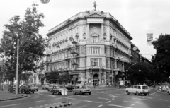 Hungary, Budapest V., Bajcsy-Zsilinszky út - Andrássy út (Népköztársaság útja) kereszteződés, szemben a Foncière-palota., 1983, Obetkó Miklós, Budapest, Fortepan #277260