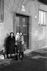 Hungary, Budapest XIII., Tatai utca, a felvétel a 32/b számú ház előtt készült., 1958, Obetkó Miklós, Budapest, bullet hole, family, pride, house number sign, Fortepan #277276