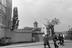 Szlovákia, Pozsony, Duna utca (Dunajská ulica), a palánk mögött a Kórház utca (Špitálska ulica), és ott kissé balra a Szent László-templom., 1974, Obetkó Miklós, Fortepan #277282