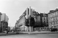 Szlovákia, Pozsony, Koronázási domb tér (Námestie Ľudovíta Štúra), szemben a Štúr-szoborcsoport, mögötte a Reduta (egykor Vigadó, ma a Szlovák Filharmonikusok székhelye)., 1974, Obetkó Miklós, Fortepan #277291