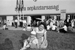 1958, Obetkó Miklós, kisfiú, földön ülés, anya, pöttyös ruha, Fortepan #277306