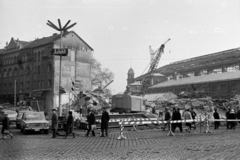 Magyarország, Budapest VI., Nyugati (Marx) tér, balra a Váci út, a Westend-ház bontásakor. Jobbra a Nyugati pályaudvar átépítés alatt álló csarnoka látható., 1978, Obetkó Miklós, építkezés, daru, Budapest, Fortepan #277311