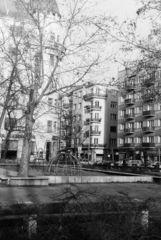 Magyarország, Budapest XIII., Jászai Mari tér, játszótér. Háttérben a Pozsonyi út - Budai Nagy Antal utca sarkán álló házak láthatók., 1981, Obetkó Miklós, Budapest, Fortepan #277314