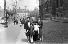 Hungary, Budapest XIV., Gundel Károly (Állatkerti) út, a felvétel a Dózsa György út közelében a Szépművészeti Múzeum mögött készült. Távolabb a háttérben a Gundel étterem látható., 1965, Obetkó Miklós, Budapest, woman, street view, kid, museum, restaurant, Fortepan #277325