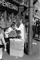 Hungary, Budapest XIII., perecárus a Szent István körút 2. szám alatti ház előtt, a Jászai Mari téri sarok közelében., 1965, Obetkó Miklós, pretzel vendor, Budapest, street view, box, shopping, Fortepan #277327