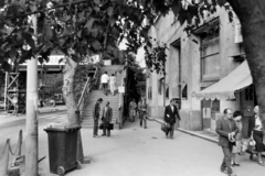 Magyarország, Budapest XIII., Szent István körút, ideiglenes gyalogos felüljáró a Nyugati (Marx) téri aluljáró és a felüljáró építési munkálatai idején., 1980, Obetkó Miklós, étterem, járókelő, napellenző, gyalogátkelő, felüljáró, lépcsősor, beszélgetés, kuka, kürtöskalács sütő, önkiszolgáló, Budapest, Fortepan #277340