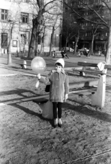 Magyarország, Budapest XIII., Jászai Mari tér, a felvétel a játszótéren készült, háttérben az 5. szám alatti Palatinus-ház a Pozsonyi út sarkán., 1966, Obetkó Miklós, Budapest, Fortepan #277353