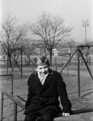 Magyarország, Budapest V., Balassi Bálint utca, játszótér (később Olimpia park), háttérben jobbra a Margit híd., 1966, Obetkó Miklós, Budapest, Fortepan #277356