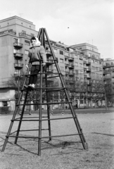 Magyarország, Budapest XIII., Szent István park, játszótér, háttérben a 26., 25., 24., 23. számú ház., 1966, Obetkó Miklós, Budapest, Fortepan #277362