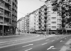 Magyarország, Budapest II., Margit körút (Mártírok útja), jobbra a Bem József utca., 1985, Obetkó Miklós, utcakép, gyalogátkelő, felsővezeték, sínpálya, lakóház, Budapest, Fortepan #277381