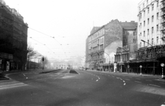 Hungary, Budapest V.,Budapest VII., Károly (Tanács) körút a Deák téri evangélikus templom és az Erzsébet (Engels) tér felé nézve. Balra az üzletsor a Gerlóczy utca és a Bárczy István utca között (később a Városháza park került kialakításra a helyén). Jobbra középen a Károly (Tanács) körút 7. számú ház bontása, a kép jobb szélén a Dob utca., 1967, Obetkó Miklós, Budapest, Fortepan #277387