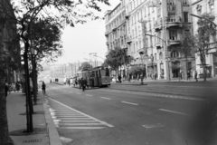 Magyarország, Budapest V.,Budapest XIII., Szent István körút, szemben a a Jászai Mari téri villamosmegálló, jobbra a Hollán Ernő (Fürst Sándor) utca torkolata. Balra a Margit híd felett a Rózsdombon az épülő SZOT szálló látható., 1972, Obetkó Miklós, Budapest, Fortepan #277393