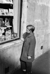 Magyarország, Budapest XIII., Tátra (Sallai Imre) utca, a felvétel a Csanády utca 27. szám alatti könyvesbolt kirakata előtt készült., 1962, Obetkó Miklós, bámészkodás, könyvesbolt, kirakat, Budapest, Fortepan #277407