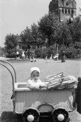 Hungary, Budapest XIII., Béke tér, háttérben a Szent László-templom., 1959, Obetkó Miklós, Budapest, church, baby carriage, gas lamp, Fortepan #277426