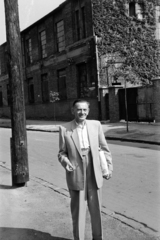 Hungary, Budapest XIII., Országbíró utca, háttérben az 53. szám alatti épület látható., 1959, Obetkó Miklós, Budapest, smoking, man, suit, drink, present, Fortepan #277429