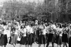 Magyarország, Budapest VI., Munkácsy Mihály utca 26., a Kölcsey Ferenc Gimnázium udvara, ballagás., 1976, Obetkó Miklós, Budapest, ballagás, matrózblúz, virágcsokor, diák, Fortepan #277444