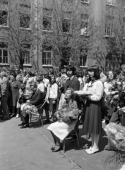 Magyarország, Budapest VI., Munkácsy Mihály utca 26., a Kölcsey Ferenc Gimnázium udvara, ballagás., 1976, Obetkó Miklós, Budapest, iskola, tanár, ballagás, matrózblúz, virágcsokor, Fortepan #277445