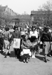 Magyarország, Budapest VI., Munkácsy Mihály utca 26., a Kölcsey Ferenc Gimnázium udvara, ballagás., 1976, Obetkó Miklós, Budapest, iskola, tanár, ballagás, matrózblúz, Fortepan #277446