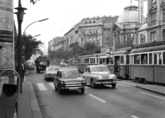 Magyarország, Budapest V.,Budapest XIII., Szent István körút a Szemere utca és a Hegedűs Gyula utca kereszteződésénél, szemben a Vígszínház látható., 1973, Obetkó Miklós, Mercedes W111, Mercedes-márka, szemetes, utcakép, teherautó, villamos, gyalogátkelő, utcai lámpa, forgalom, színház, Budapest, Fortepan #277466