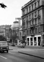 Magyarország, Budapest XIII., Szent István körút a Szemere utca és a Hegedűs Gyula utca kereszteződésénél, szemben a Vígszínház látható., 1973, Obetkó Miklós, épület, utcakép, gyalogátkelő, furgon, színház, járdasziget, Budapest, Fortepan #277467