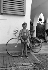 Hungary,Lake Balaton, Szigliget, Kamonkői utca 40., egykor Farkas István festőművész villája., 1965, Obetkó Miklós, kid, bicycle, sneakers, racing bicycle, Fortepan #277469