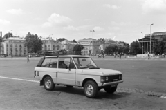 Magyarország, Budapest XIV.,Budapest VI., Hősök tere, háttérben a Dózsa György út és a Szépművészeti Múzeum., 1981, Obetkó Miklós, Land Rover Range Rover, Budapest, Fortepan #277474