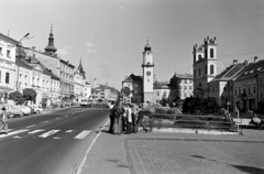 Szlovákia, Besztercebánya, Szlovák Nemzeti Felkelés (Slovenského národného povstania) tér (egykor IV. Béla király tér). Balra a Námestie Štefana Moyzesa (Mátyás tér)-en a Barbakán. Szemben az Óratorony, jobbra a Xavéri Szent Ferenc-székesegyház., 1976, Obetkó Miklós, Fortepan #277506