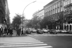 Magyarország, Budapest VI., Andrássy út (Népköztérsaság útja) épületsora a Nagymező utcai kereszteződés és a Hajós utca között., 1972, Obetkó Miklós, Fiat 500, Steyr-Puch 500, Budapest, gyalogátkelő, Trabant 601, Fortepan #277536