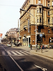 Hungary, Budapest XIII., Szent István körút a Margit híd felé nézve. Jobbra a Hegedűs Gyula utca, a háztömb és a neon felirat takarásban a Vígszínház homlokzata látható., 1979, Obetkó Miklós, Budapest, Fortepan #277623