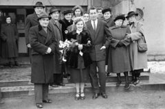 Hungary, Budapest XII., Apor Vilmos (Lékai János) tér, a felvétel a Felső-krisztinavárosi Keresztelő Szent János-templom előtt készült., 1959, Hámori Gyula, Budapest, tableau, coat, bouquet, hat, Fortepan #277625