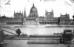 Magyarország, Budapest I.,Budapest V., uszályok a Bem rakpart mellett, a Duna túlpartján a Parlament., 1903, Deutsche Fotothek / Brück und Sohn, Best of, hordó, kikötőbak, hajó, neogótika, országház, Budapest, Fortepan #277640