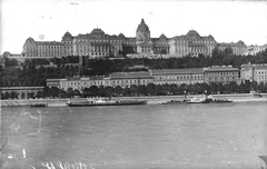 Magyarország, Budapest I., a Királyi Palota (később Budavári Palota) és a Várkert rakpart házsora a pesti oldal felől nézve., 1903, Deutsche Fotothek / Brück und Sohn, látkép, palota, hajó, gőzhajó, lapátkerekes hajó, Kralj Petar I./Elisabeth hajó, Kralj Kresimir/Torontál hajó, Budapest, Fortepan #277648