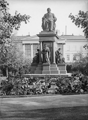 Magyarország, Budapest V., Széchenyi István (Ferenc József) tér, Deák Ferenc szobra (Huszár Adolf, 1887.), háttérben a Lloyd-palota., 1903, Deutsche Fotothek / Brück und Sohn, szobor, Deák Ferenc-ábrázolás, Budapest, Fortepan #277652