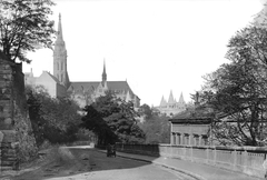 Magyarország, Budapest I., Hunyadi János (Főherceg Albrecht) út, balra a budai Vár keleti támfala. Háttérben a Mátyás-templom és a Halászbástya., 1903, Deutsche Fotothek / Brück und Sohn, templom, neogótika, Budapest, Fortepan #277659