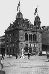 Magyarország, Budapest VI., Nyugati tér, Nyugati pályaudvar., 1903, Deutsche Fotothek / Brück und Sohn, Best of, villamos, hirdetőoszlop, lovaskocsi, Gustave Eiffel-terv, zászló, pályaudvar, Budapest, Fortepan #277666